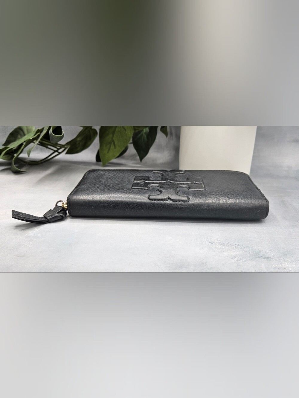 Tory Burch black continental wallet features a prominent embossed logo and leath - Picture 6 of 15